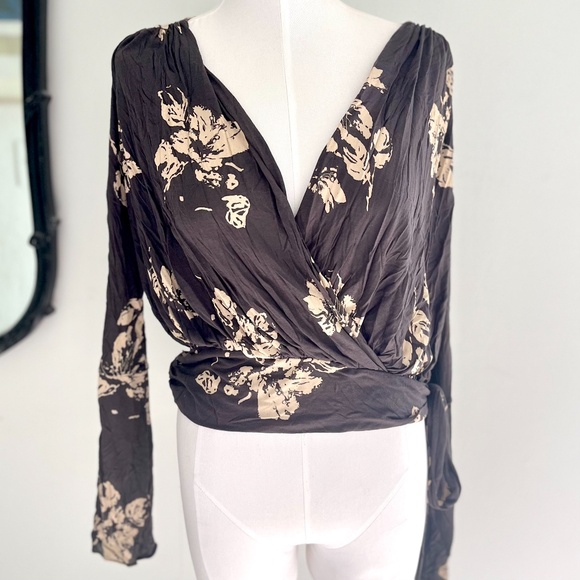 Free People Fiona Dark Grey Floral Beel Sleeve Blouse Size Small NWT - Picture 2 of 9